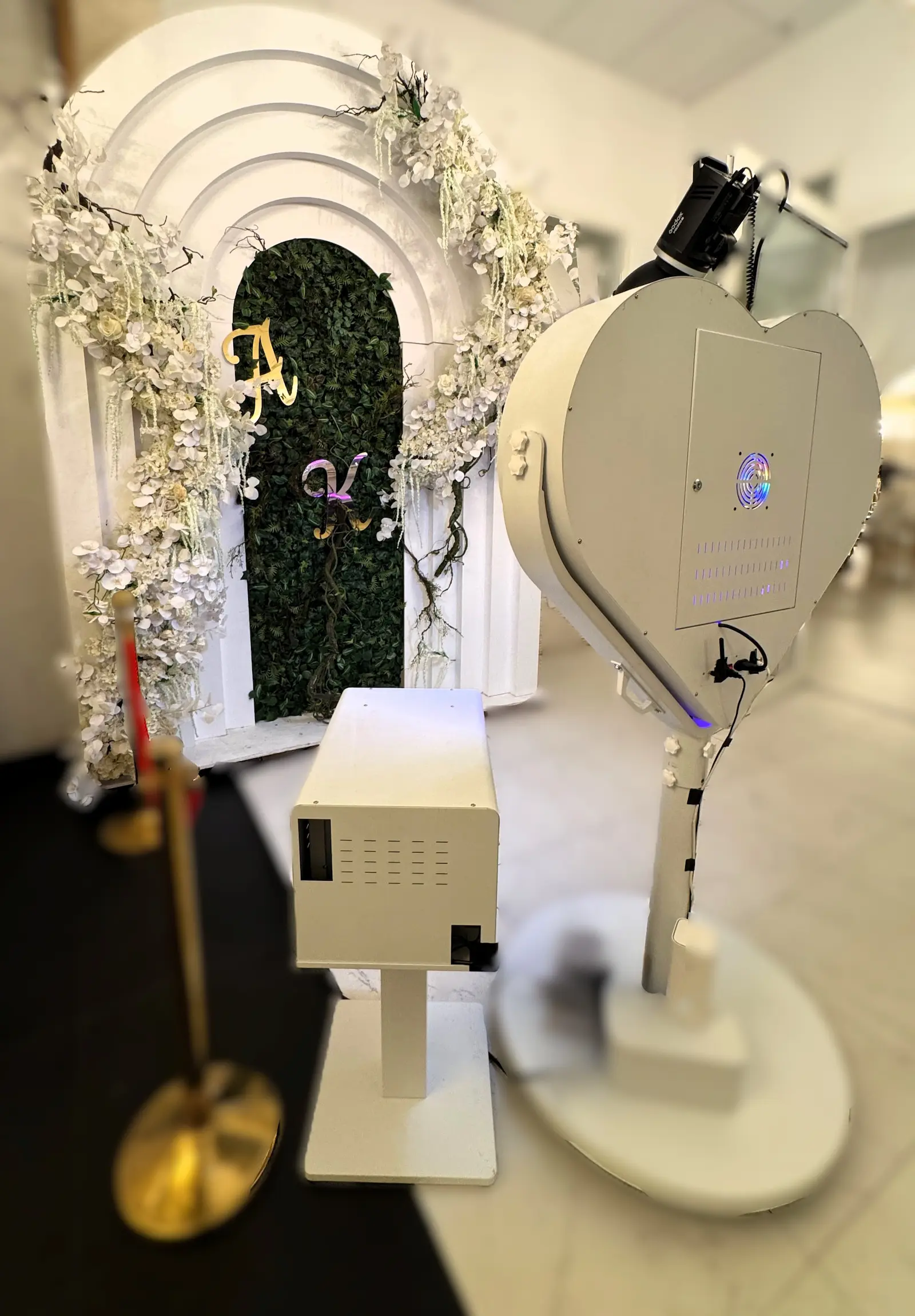 Hjärtformat fotobås till bröllop – baksida med romantisk design
